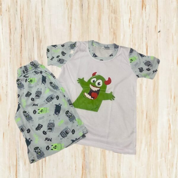 WhatsApp Image 2025-12-18 at 4.53.07 PM (1) Conjunto de pijama corta con un estampado de monstruo verde