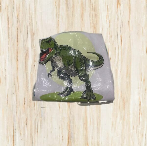 Conjunto de camiseta y pantalones cortos para niños pequeños de Jurassic Park con un diseño de dinosaurio verde y azul.