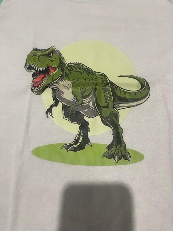 Conjunto de camiseta y pantalones cortos para niños pequeños de Jurassic Park con un diseño de dinosaurio verde y azul.