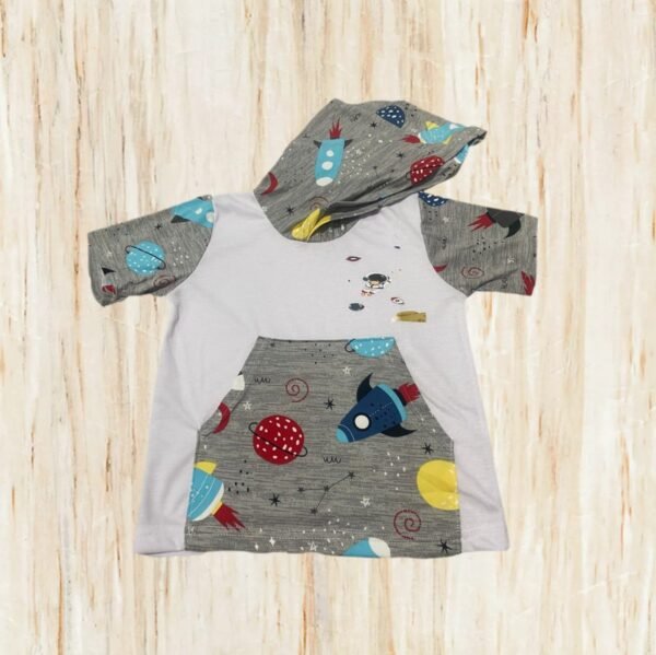 Pijama con estampado de cohetes y planetas con camiseta con capucha y bolsillo con temática espacial.