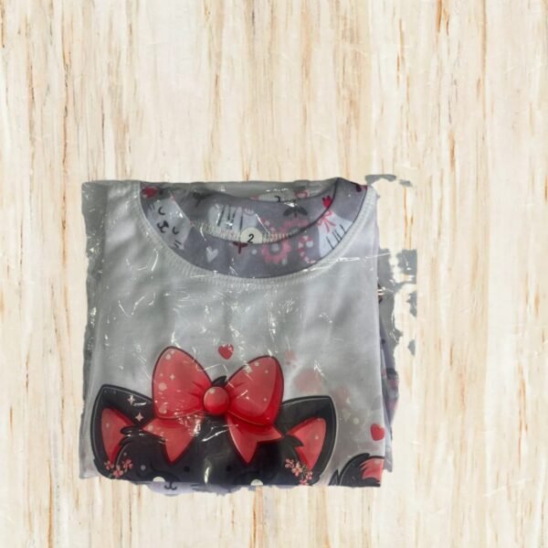 Conjunto de pijama para niña de camiseta y pantalón de color gris con estampado de gatos y flores.