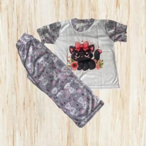 Conjunto de pijama para niña de camiseta y pantalón de color gris con estampado de gatos y flores.
