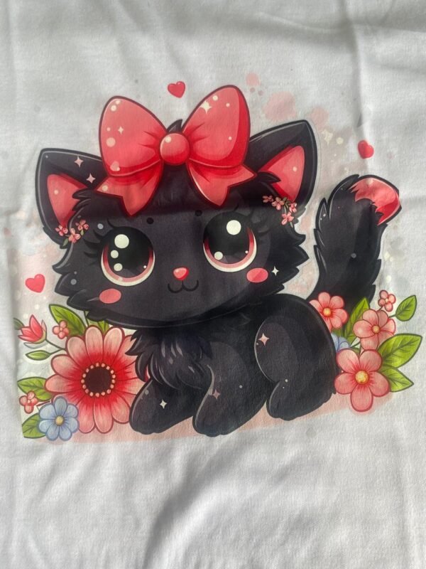 Conjunto de pijama para niña de camiseta y pantalón de color gris con estampado de gatos y flores.