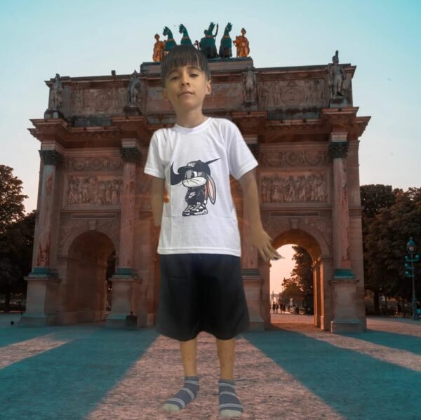 Camiseta blanca con un estampado de dibujos Looney Tunes y pantalones cortos negros.