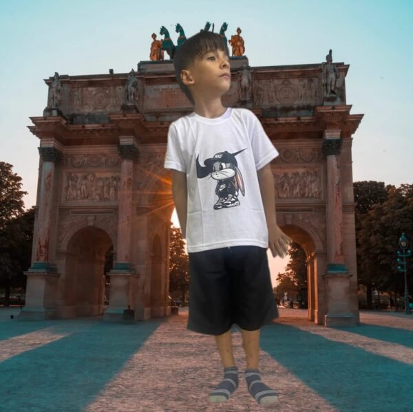 Camiseta blanca con un estampado de dibujos Looney Tunes y pantalones cortos negros.