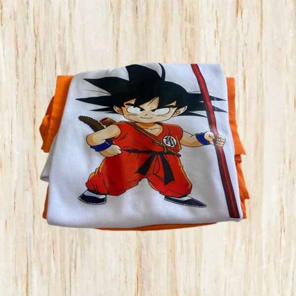 Conjunto de camiseta y pantalones cortos, con la camiseta presentando un diseño anime y manga Dragon Ball Z.
