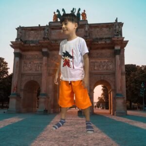 Conjunto de camiseta y pantalones cortos, con la camiseta presentando un diseño anime y manga Dragon Ball Z.