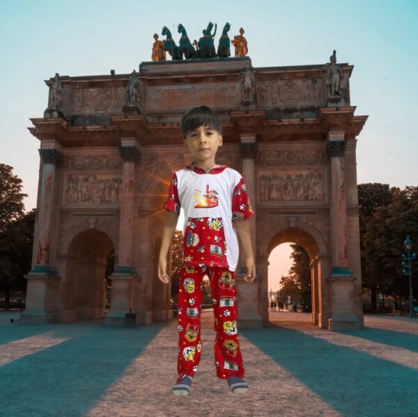 Conjunto de dos piezas (camiseta con capucha y pantalones largos) diseñado para niños.