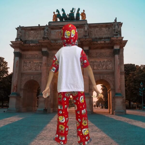 Conjunto de dos piezas (camiseta con capucha y pantalones largos) diseñado para niños.