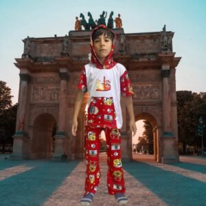 Conjunto de dos piezas (camiseta con capucha y pantalones largos) diseñado para niños.