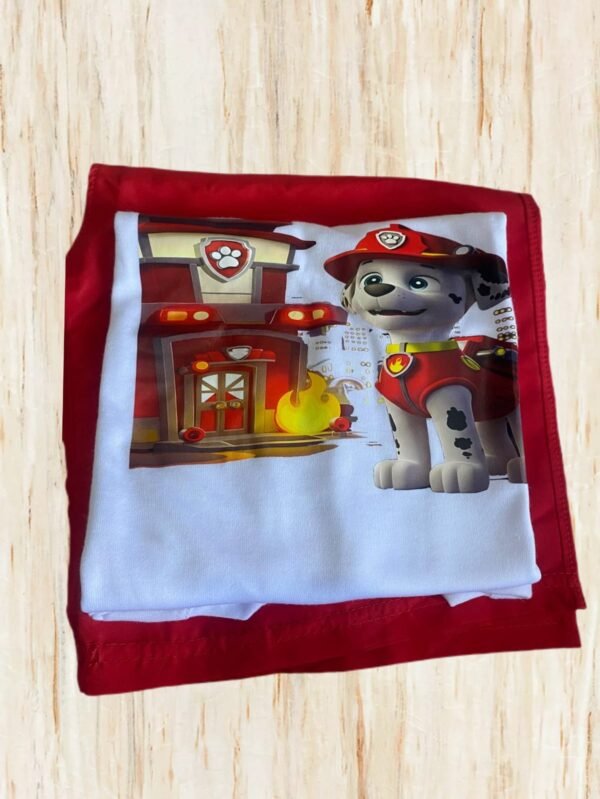 Conjunto de pijama para niños de Paw Patrol (Patrulla Canina) con una camiseta blanca y pantalones cortos rojos.