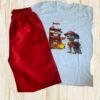 Conjunto de pijama para niños de Paw Patrol (Patrulla Canina) con una camiseta blanca y pantalones cortos rojos.