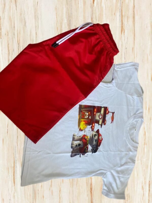 Conjunto de pijama para niños de Paw Patrol (Patrulla Canina) con una camiseta blanca y pantalones cortos rojos.