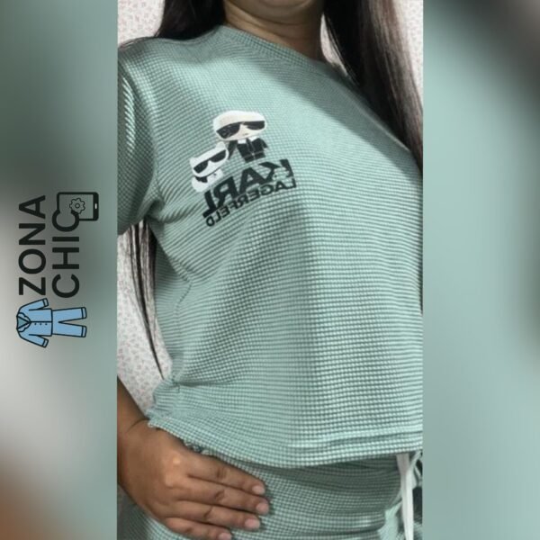 Conjunto de dos piezas (camiseta y pantalones cortos) Karl Lagerfeld.