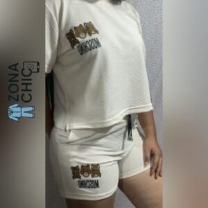 Conjunto de Camiseta y pantalones cortos, ambos de color crema, logotipo de osos y 'MOSCHINO