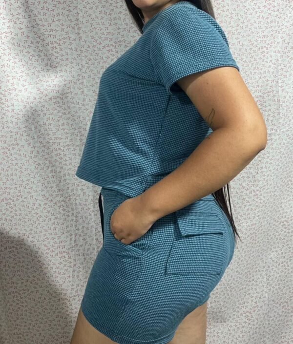 Conjunto camiseta de manga corta y pantalones cortos a juego. color azul verdoso (teal)