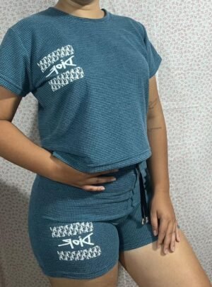 Conjunto camiseta de manga corta y pantalones cortos a juego. color azul verdoso (teal)