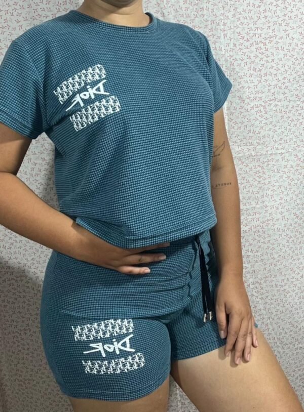 Conjunto camiseta de manga corta y pantalones cortos a juego. color azul verdoso (teal)